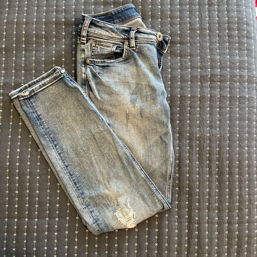 Silver Jeans Co "Sam" distressed ankle jeans. Size 27 (US 4)